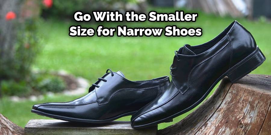 Go with the smaller size for narrow shoes