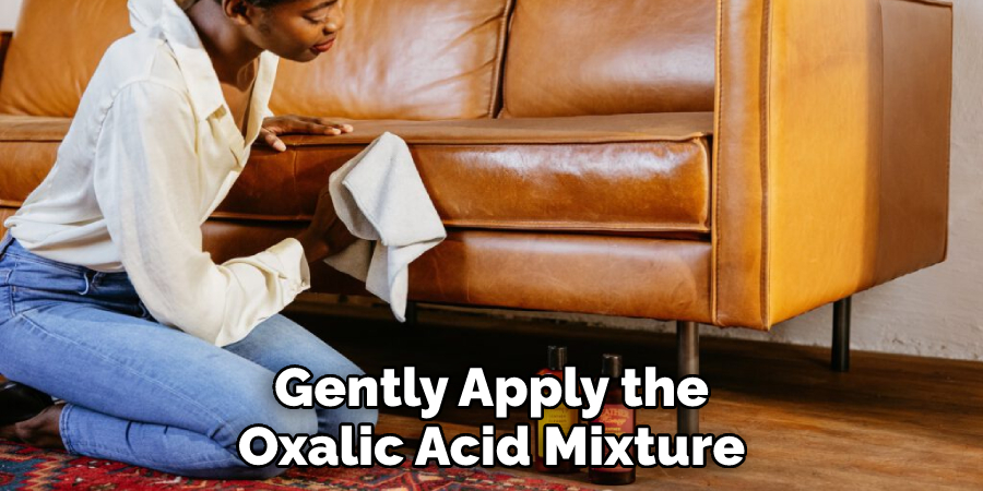 Gently Apply the
Oxalic Acid Mixture