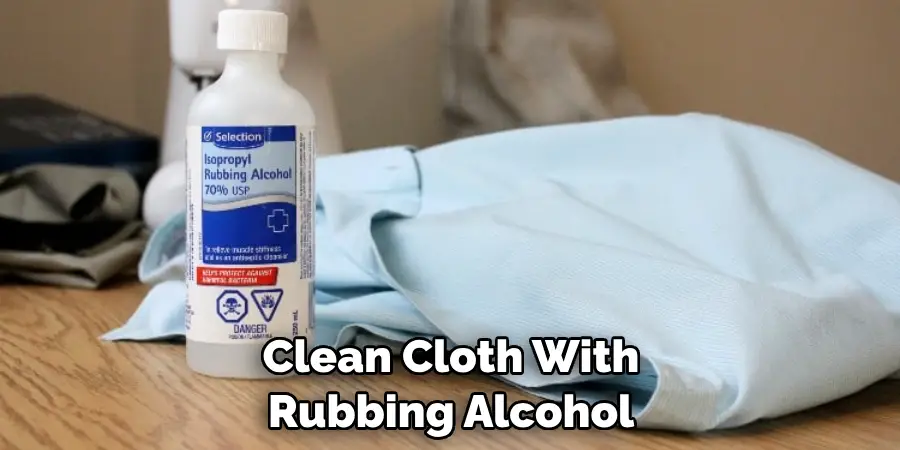  Clean Cloth With Rubbing Alcohol