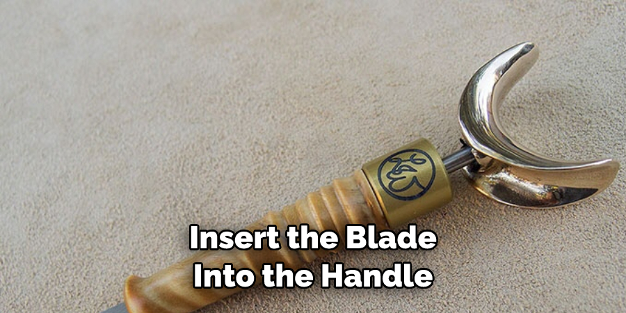 Insert the Blade 
Into the Handle