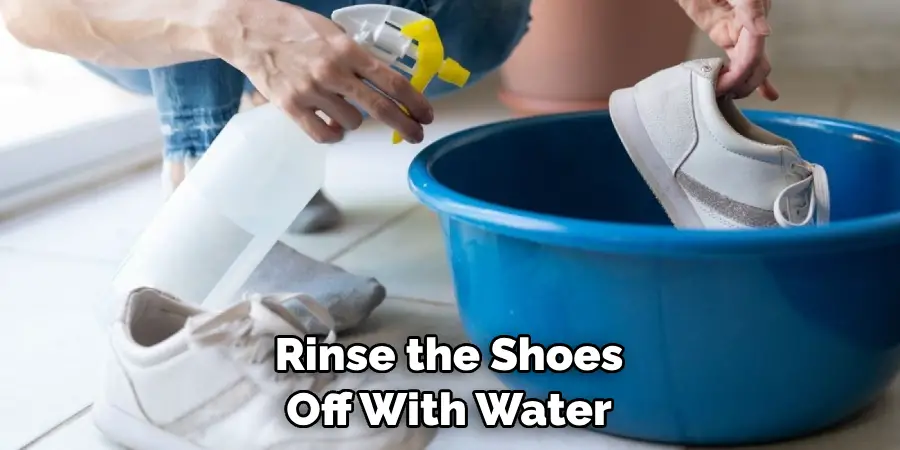  Rinse the Shoes Off With Water