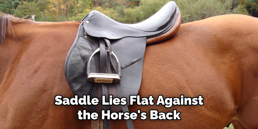 Saddle Lies Flat Against the Horse's Back
