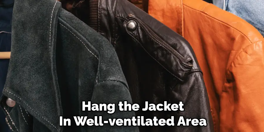 Hang the Jacket
In Well-ventilated Area