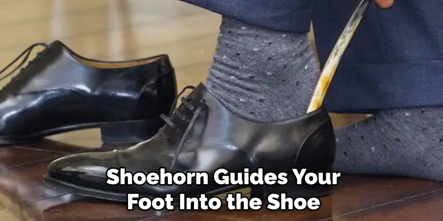 Shoehorn Guides Your
Foot Into the Shoe