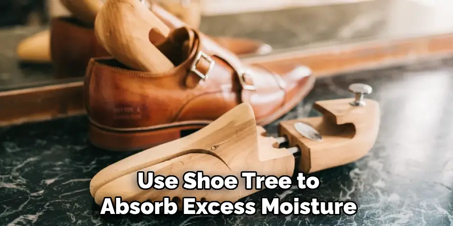 Use Shoe Tree to
Absorb Excess Moisture